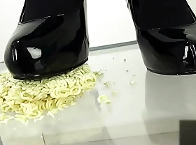 Pumps foodcrush noodles individually
