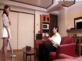 madre japonesa se folla a su hijo mientras el esposo no se da cuenta