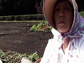 M615G11 A mature woman who runs a tea plantation in Shizuoka, decides to appear AV very many years ago! SEX in a difficulty tea plantation!